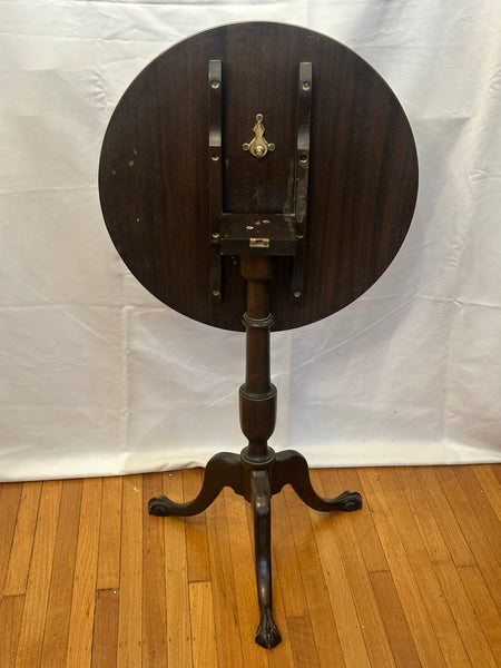 Circular Tilt Top Table English Edwardian Mahogany Wood Circa 1890. 22" D (CABE)